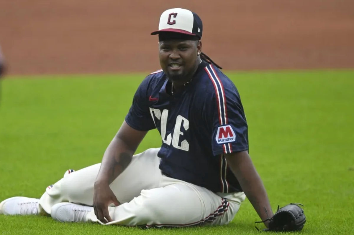 27 de junho de 2025; Cleveland, Ohio, EUA; O arremessador titular do Cleveland Guardians, Luis Ortiz (45), reage após escorregar ao pegar uma bola rasteira na primeira entrada contra o St. Louis Cardinals no Progressive Field. Crédito obrigatório: David Richard-Imagn Images