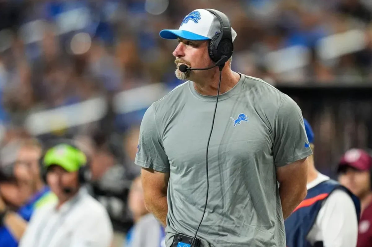 O técnico do Detroit Lions, Dan Campbell, assiste a uma jogada contra o Pittsburgh Steelers durante o primeiro tempo de um jogo de pré-temporada no Ford Field em Detroit no sábado, 24 de agosto de 2024. FOTO USA TODAY SPORTS IMAGENS