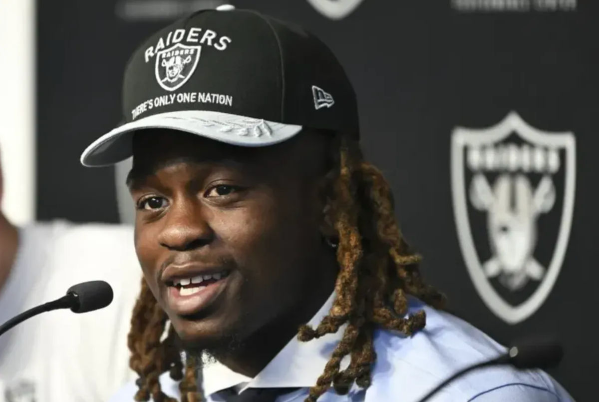 2025. gada 25. aprīlis; Hendersons, NV, ASV; Lasvegasas Raiders pirmās kārtas drafta izvēle 2025. gada NFL draftā Eštona Žanija, runā ar plašsaziņas līdzekļiem Intermountain veselības izpildes centrā. Obligāts kredīts: Candice Ward-Imagn Images