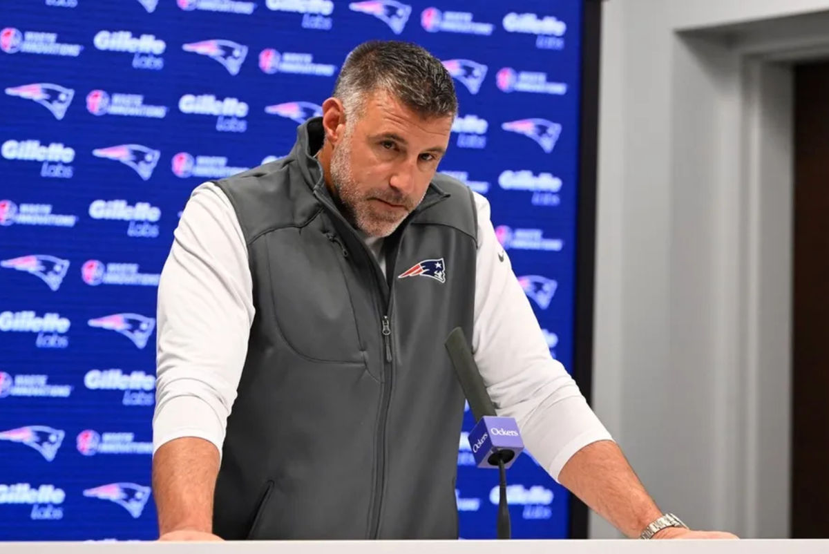 2025. gada 9. maijs; Foxborough, MA, ASV; New England Patriots galvenais treneris Maiks Vrabels uzrunā plašsaziņas līdzekļus preses konferences laikā Gillette stadionā. Obligāts kredīts: Ēriks Kanha-Imagnija attēli