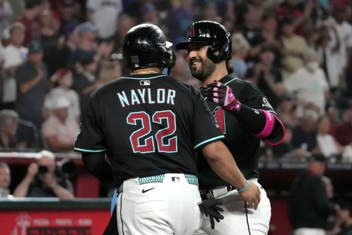 2025. gada 19. jūlijs; Fīniksa, Arizona, ASV; Arizona Diamondbacks trešā bāze Eugenio Suárez (28) svin kopā ar Džošu Nayloru (22) pēc tam, kad pirmajā inningā Chase laukā trāpīja divu skrējienu mājas skrējienā pret Sentluisas kardināliem. Obligātais kredīts: Rick Scuteri-Imagn Images