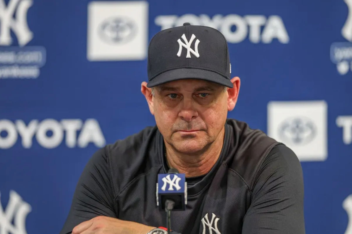 2025. gada 13. februāris; Tampa, FL, ASV; Ņujorkas Yankees menedžeris Ārons Boone (17) pavasara treniņu treniņu laikā George M. Steinbrenner Field piedāvā preses konferenci. Obligātais kredīts: Nathan Ray Seebeck-Imagn Images