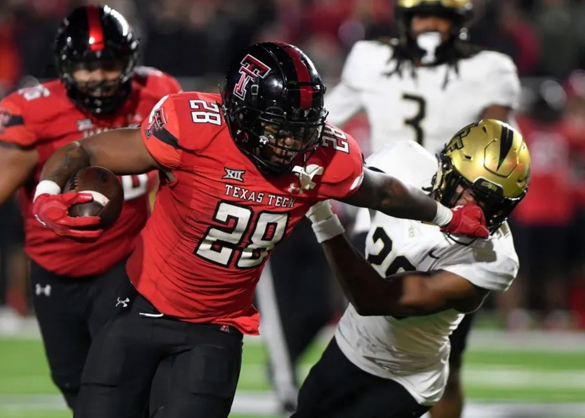 Texas Tech skriešanas atpakaļ Tahj Brooks (28) Stingro ieroču UCF aizsardzības aizmugure Viljams Velss (29) Big 12 futbola spēles laikā, sestdien, 2023. gada 18. novembrī, Jones AT&T stadionā. Kredīti: Annija Rīsa / Lubboka lavīna-žurnāla / USA Today Network