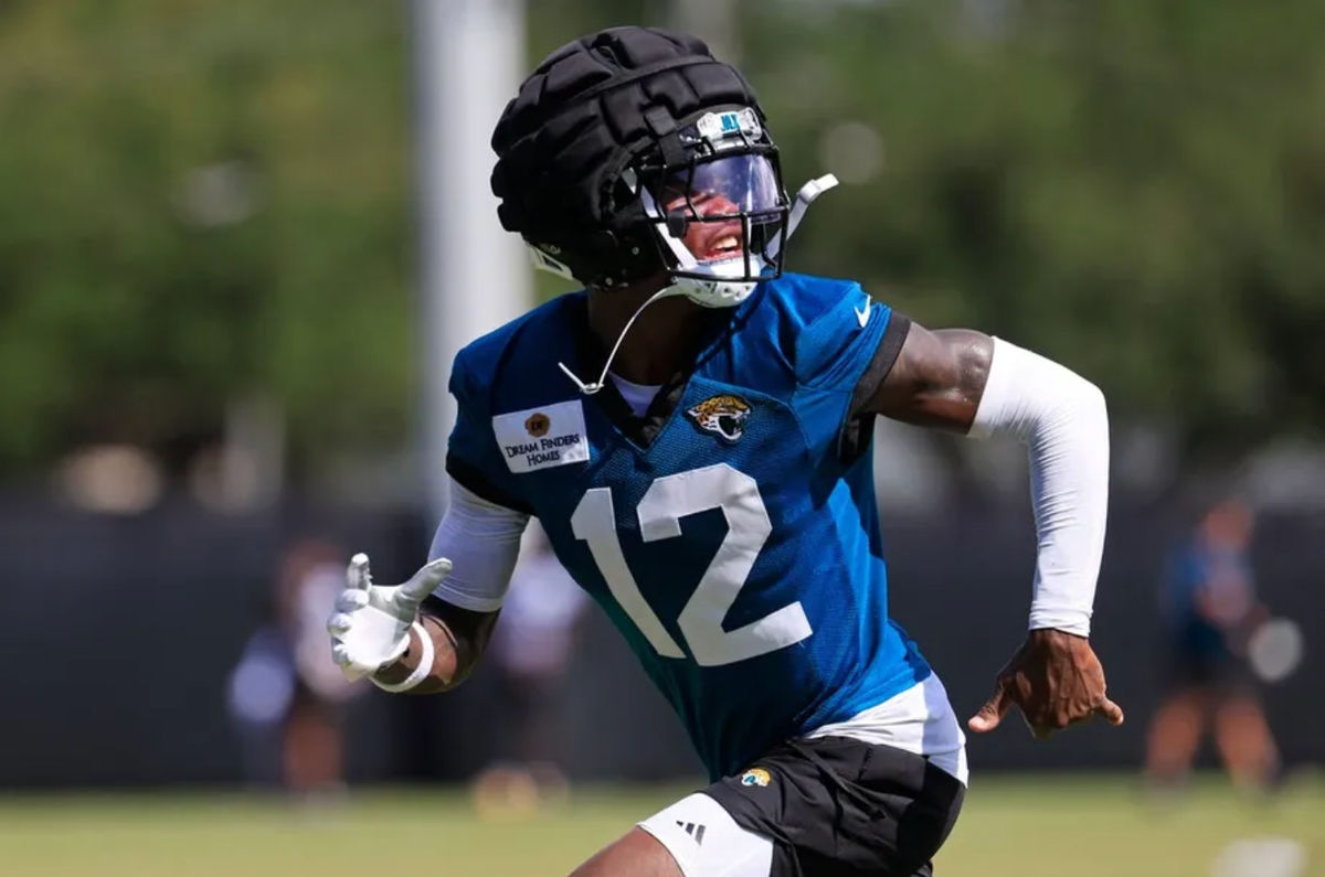 Džeksonvilas Jaguars plašais uztvērējs Traviss Hanters (12) skrien pēc NFL treniņnometnes sesijas Millera elektriskajā centrā, svētdien, 2025. gada 3. augustā, Džeksonvilā, Fla. [Corey Perrine/Florida Times-Union]