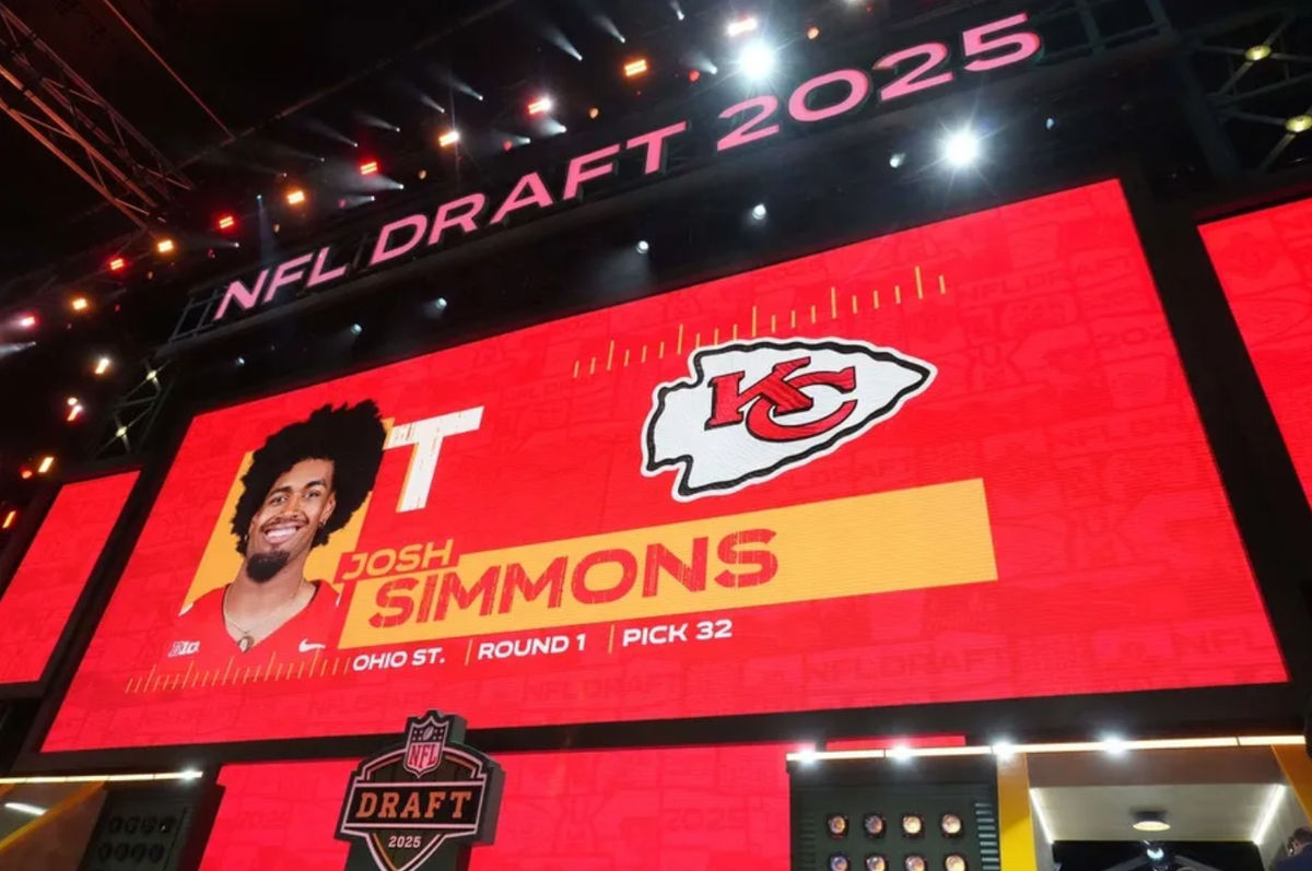 2025. gada 24. aprīlis; Green Bay, WI, ASV; Ohaio štata Buckeyes risina Džošu Simmonsu par NFL drafta laikā Lambeau laukā NFL drafta laikā ir izvēlēts par nr. 32. Obligāts kredīts: Kirby Lee-Imagn Images
