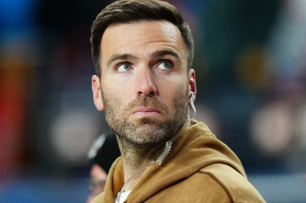 Nov 26, 2023; Denver, Colorado, USA; Cleveland Browns quarterback Joe Flacco (15) on the sidelines during the second half against the Denver Broncos at Empower Field at Mile High. credits: Ron Chenoy-USA TODAY Sports