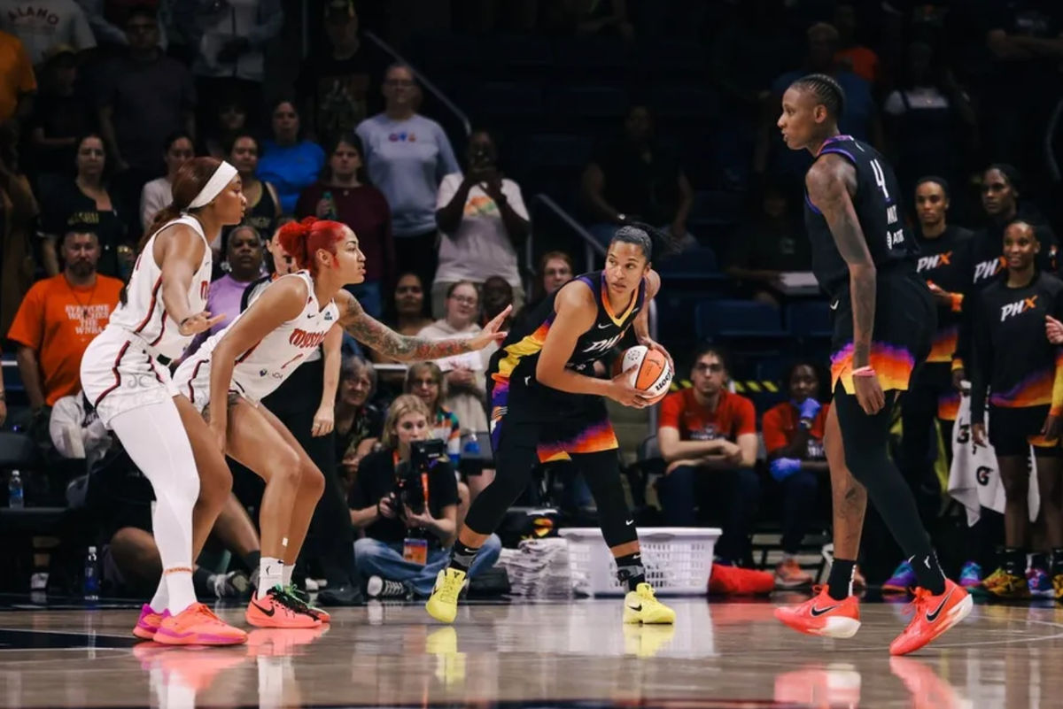 Jul 27, 2025; Washington, District of Columbia, USA; Phoenix Mercury forward Alyssa Thomas (25) controls the ball while Washington Mystics forward Shakira Austin (0) defends in the first quarter at CareFirst Arena. Mandatory Credit: Emily Faith Morgan-Imagn Images