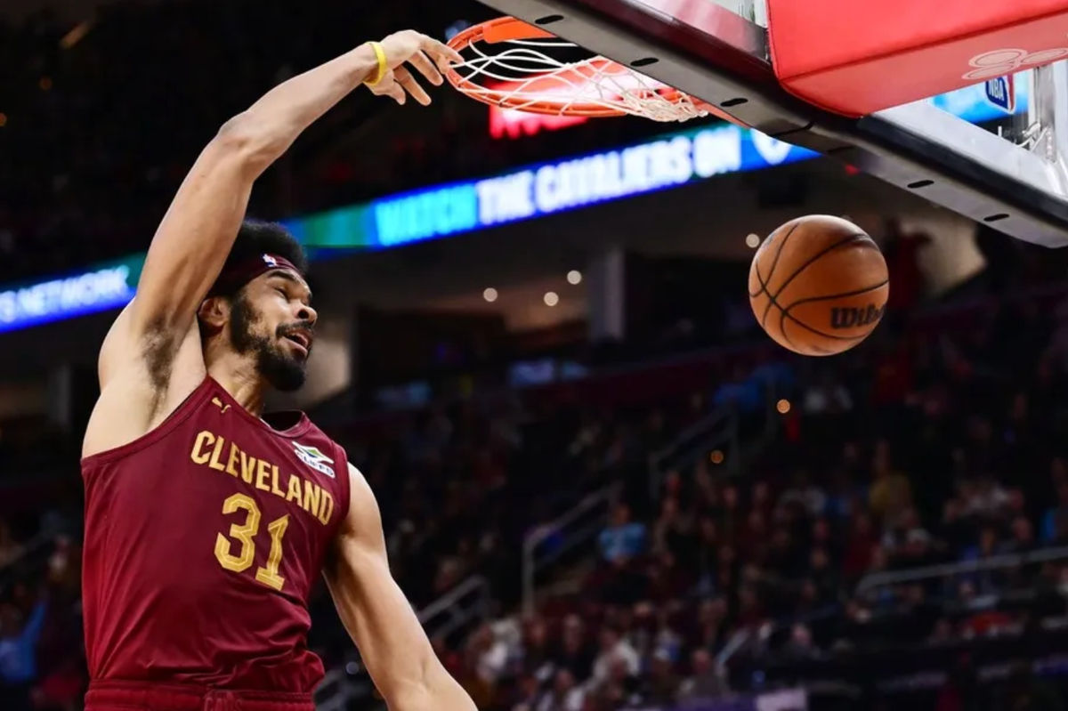 Apr 2, 2025; Cleveland, Ohio, USA; Cleveland Cavaliers center Jarrett Allen (31) dunks during the second half against the New York Knicks at Rocket Arena. Mandatory Credit: Ken Blaze-Imagn Images
