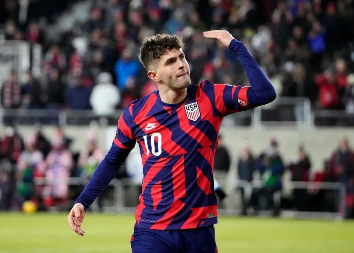 Christian Pulisic (10) tries to pump up the fans before a corner kick against El Salvador in the second half of their 2022 FIFA World Cup qualifier at Lower.com Field in Columbus, Ohio. Syndication The Columbus Dispatch