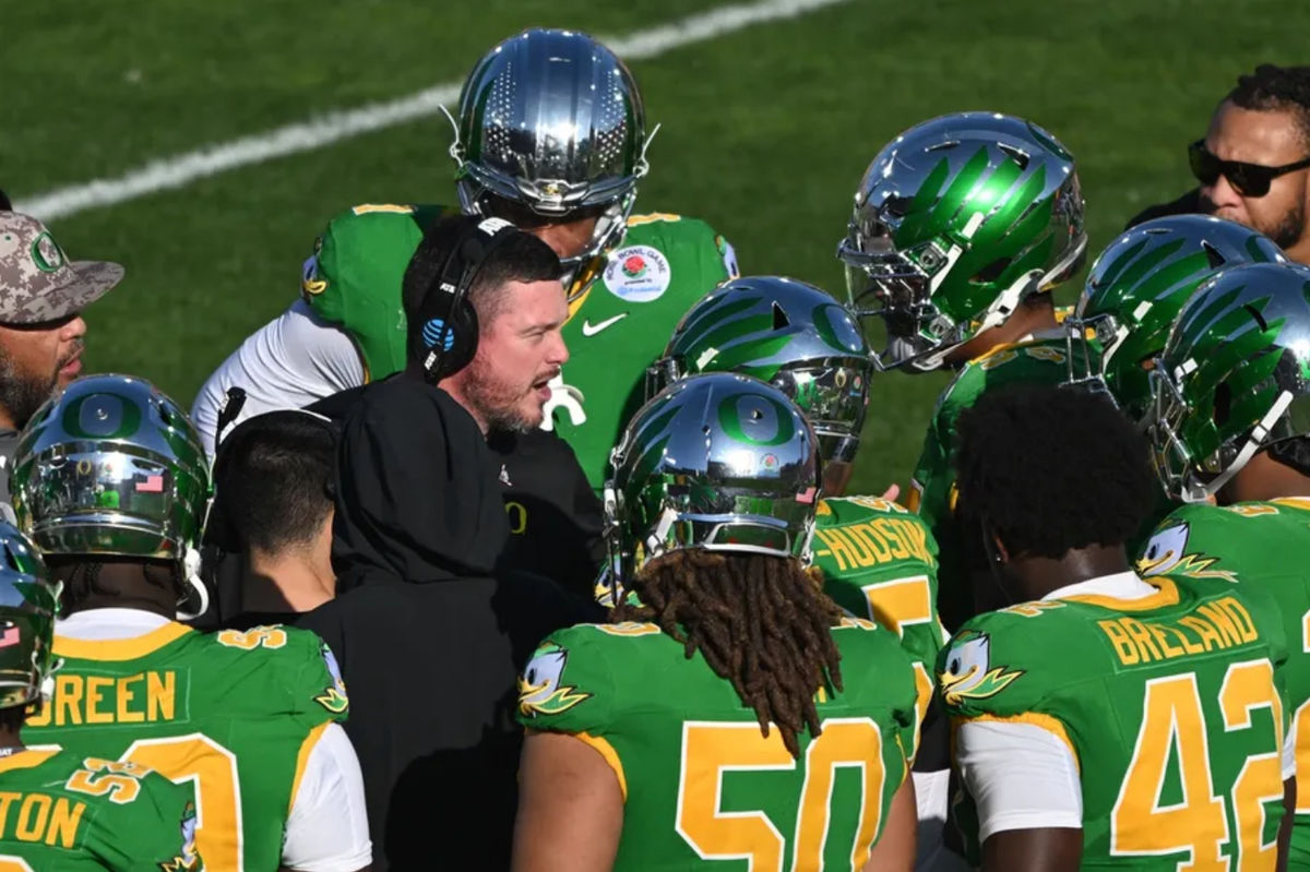 Jan 1, 2025; Pasadena, CA, USA; Oregon Ducks head coach Dan Lanning during a timeout in the first quarter against the Ohio State Buckeyes at Rose Bowl Stadium. Mandatory Credit: Robert Hanashiro-Imagn Images