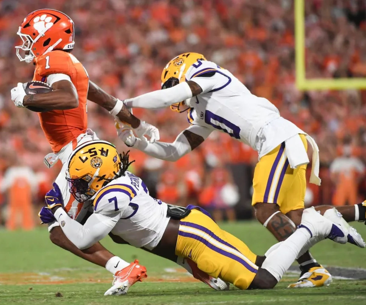 克莱姆森（Clemson）在南卡罗来纳州纪念体育场举行的NCAA足球比赛中，克莱姆森（TJ Moore）（1），克莱姆森（Clemson），LSU Tigers的后卫Harold Perkins Jr.（7）和LSU Tigers Security Tamarcus Coley（0）在周六之前在周六之前进行了。