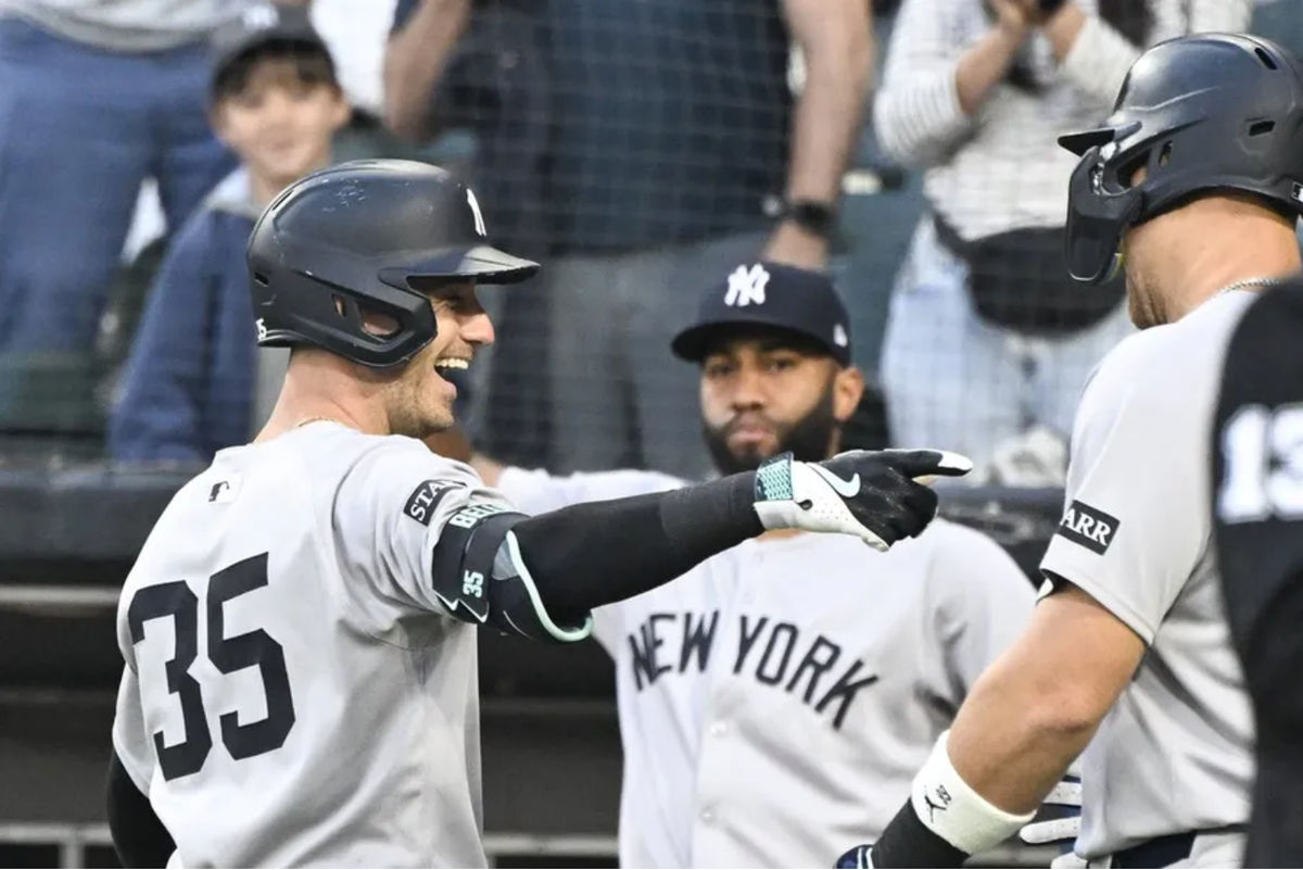 28 de agosto de 2025; Chicago, Illinois, EUA; O defensor externo do New York Yankees, Cody Bellinger (35), comemora com o rebatedor designado Aaron Judge (99) após a vitória por home run de Bellinger contra o Chicago White Sox durante a primeira entrada no Rate Field. Crédito obrigatório: Matt Marton-Imagn Images
