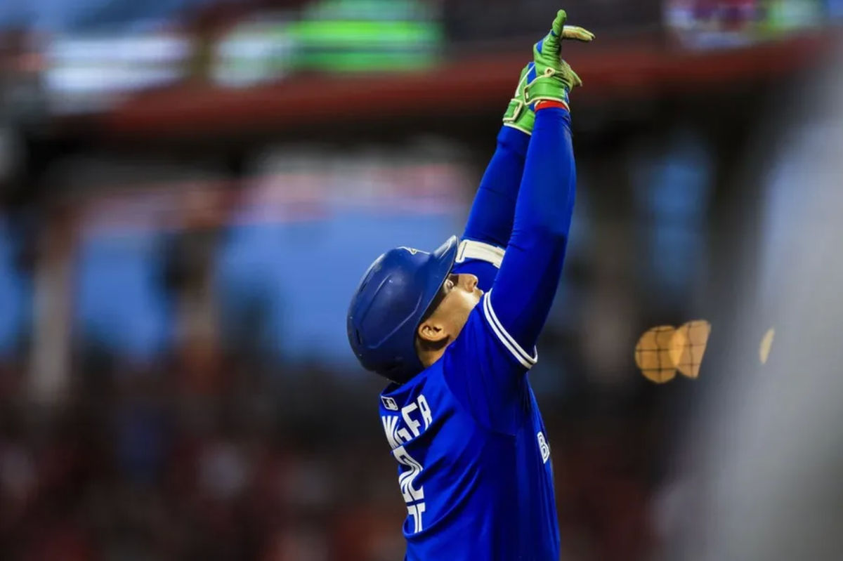 2 de septiembre de 2025; Cincinnati, Ohio, EE. UU.; El bateador designado de los Toronto Blue Jays, George Springer (4), reacciona tras conectar un jonrón de dos carreras en la cuarta entrada contra los Cincinnati Reds en el Great American Ball Park. Crédito obligatorio: Katie Stratman-Imagn Images