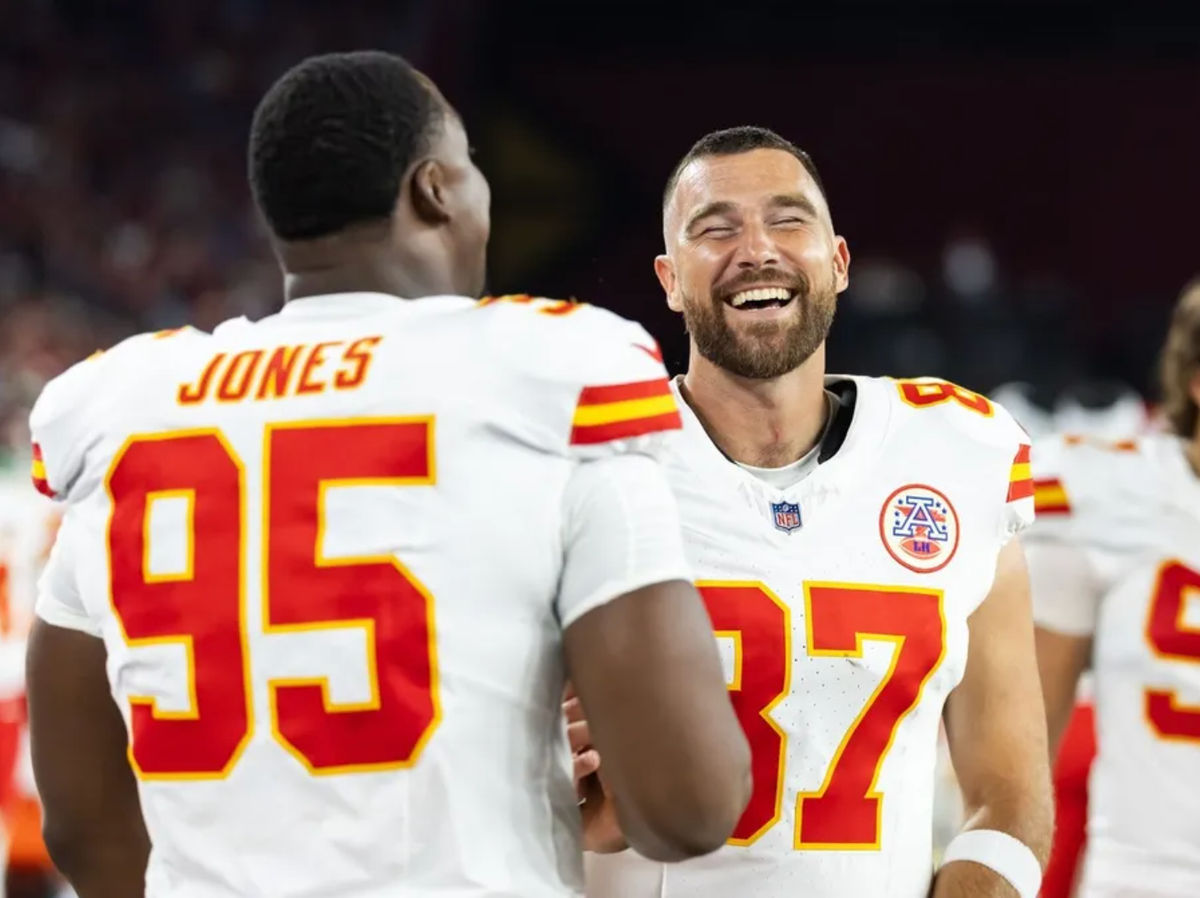 9 de agosto de 2025; Glendale, Arizona, EUA; O defensive tackle Chris Jones (95) do Kansas City Chiefs com o tight end Travis Kelce (87) contra o Arizona Cardinals durante um jogo de pré-temporada da NFL no State Farm Stadium. Crédito obrigatório: Mark J. Rebilas-Imagn Images