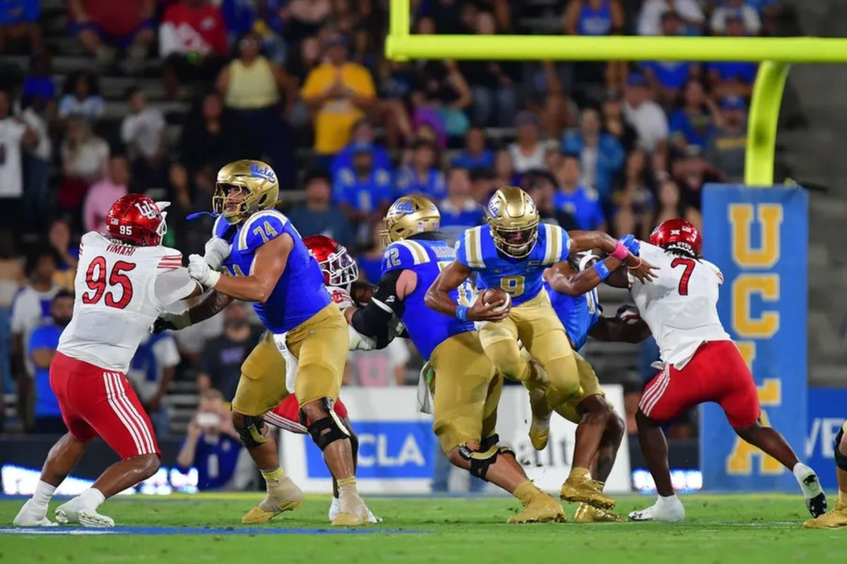 30 de agosto de 2025; Pasadena, California, EE. UU.; El mariscal de campo de los Bruins de UCLA, Nico Iamaleava (9), corre con el balón contra los Utes de Utah durante la primera mitad del Rose Bowl. Crédito obligatorio: Gary A. Vasquez-Imagn Images