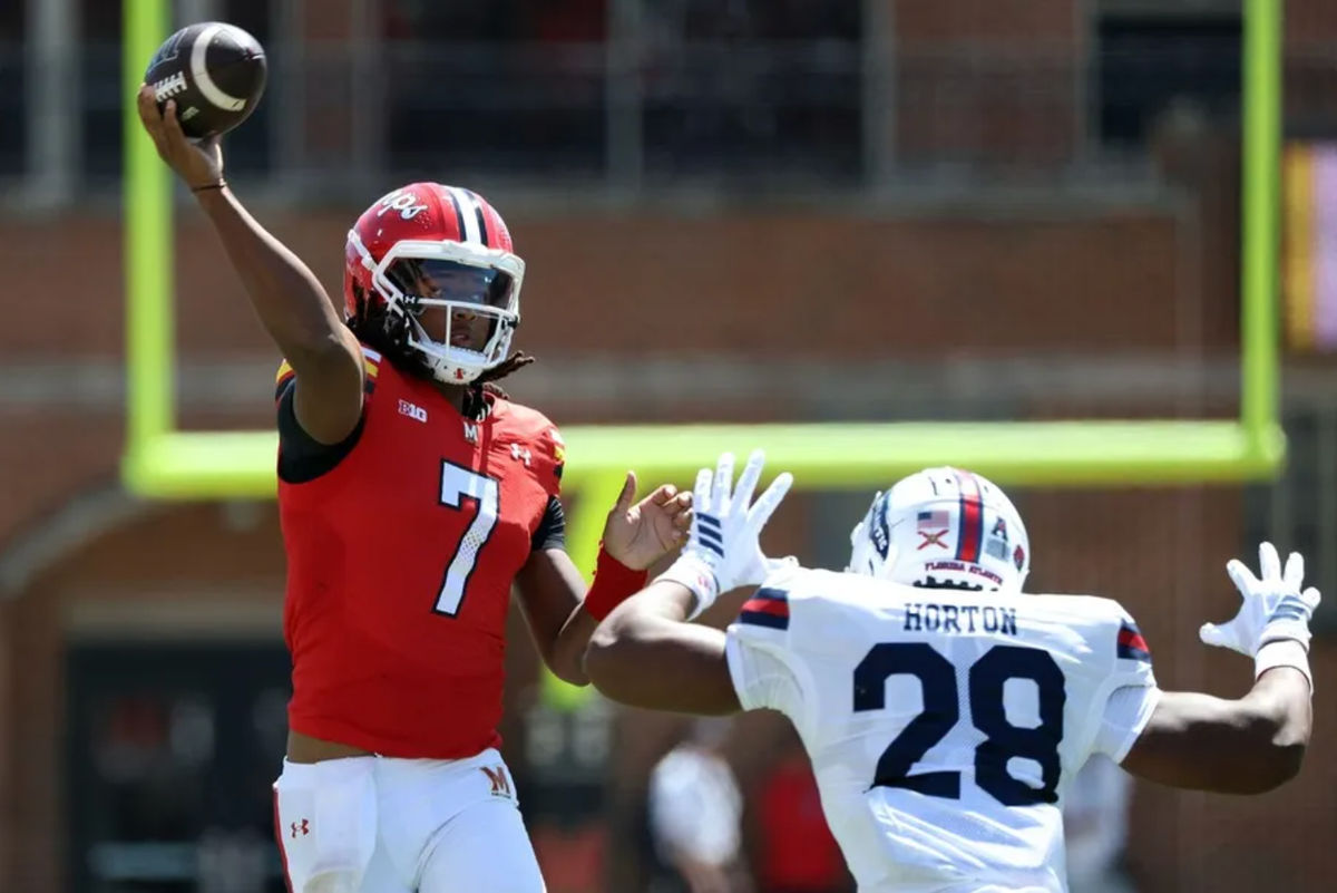 30 de agosto de 2025; College Park, Maryland, EUA; O quarterback do Maryland Terrapins, Malik Washington (7), arremessa para o linebacker do Florida Atlantic Owls, Zyere Horton (28), durante o primeiro tempo no Estádio SECU. Crédito obrigatório: Daniel Kucin Jr. - Imagn Images