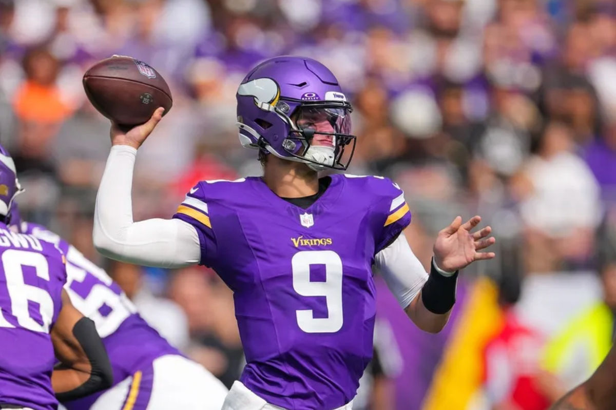 10 de agosto de 2024; Minneapolis, Minnesota, EE. UU.; El mariscal de campo de los Minnesota Vikings, J.J. McCarthy (9), lanza contra los Las Vegas Raiders en el segundo cuarto en el U.S. Bank Stadium. Crédito obligatorio: Brad Rempel-Imagn Images