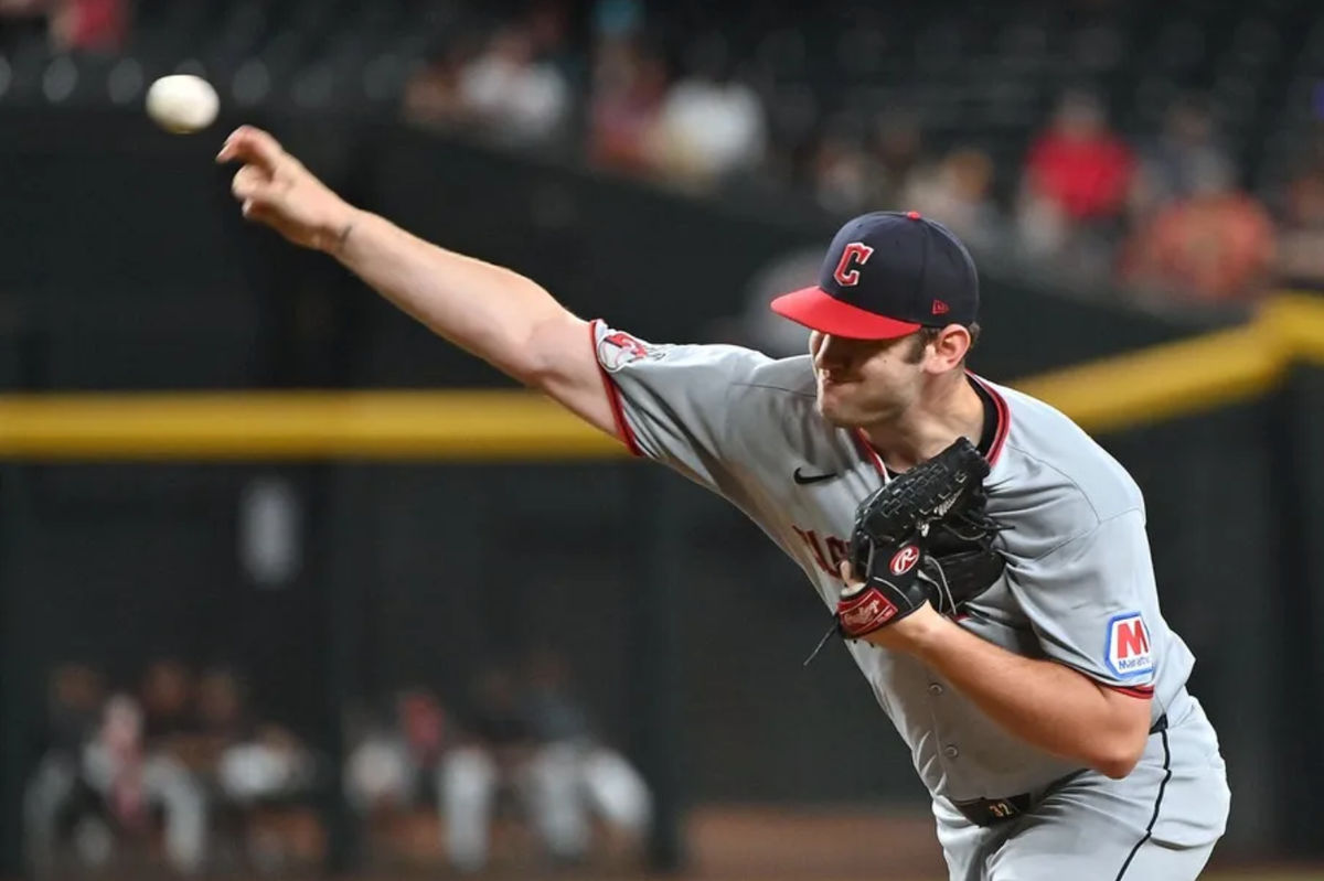 18 de agosto de 2025; Phoenix, Arizona, EE. UU.; El lanzador de los Cleveland Guardians, Gavin Williams (32), lanza en la primera entrada contra los Diamondbacks de Arizona en el Chase Field. Crédito obligatorio: Matt Kartozian-Imagn Images