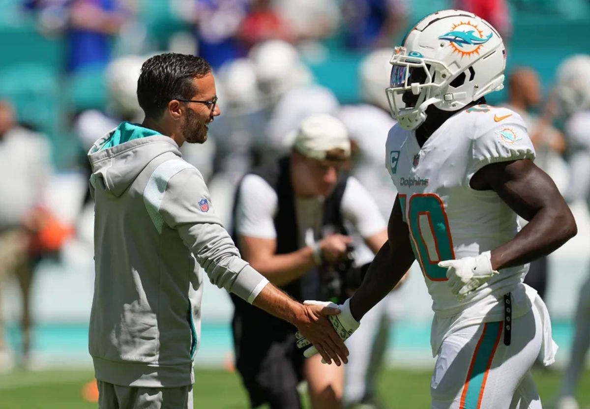 El entrenador en jefe de los Miami Dolphins, Mike McDaniel, saluda a Tyreek Hill durante los calentamientos antes del partido contra los Buffalo Bills en el Hard Rock Stadium en Miami Gardens, el 25 de septiembre de 2022.
