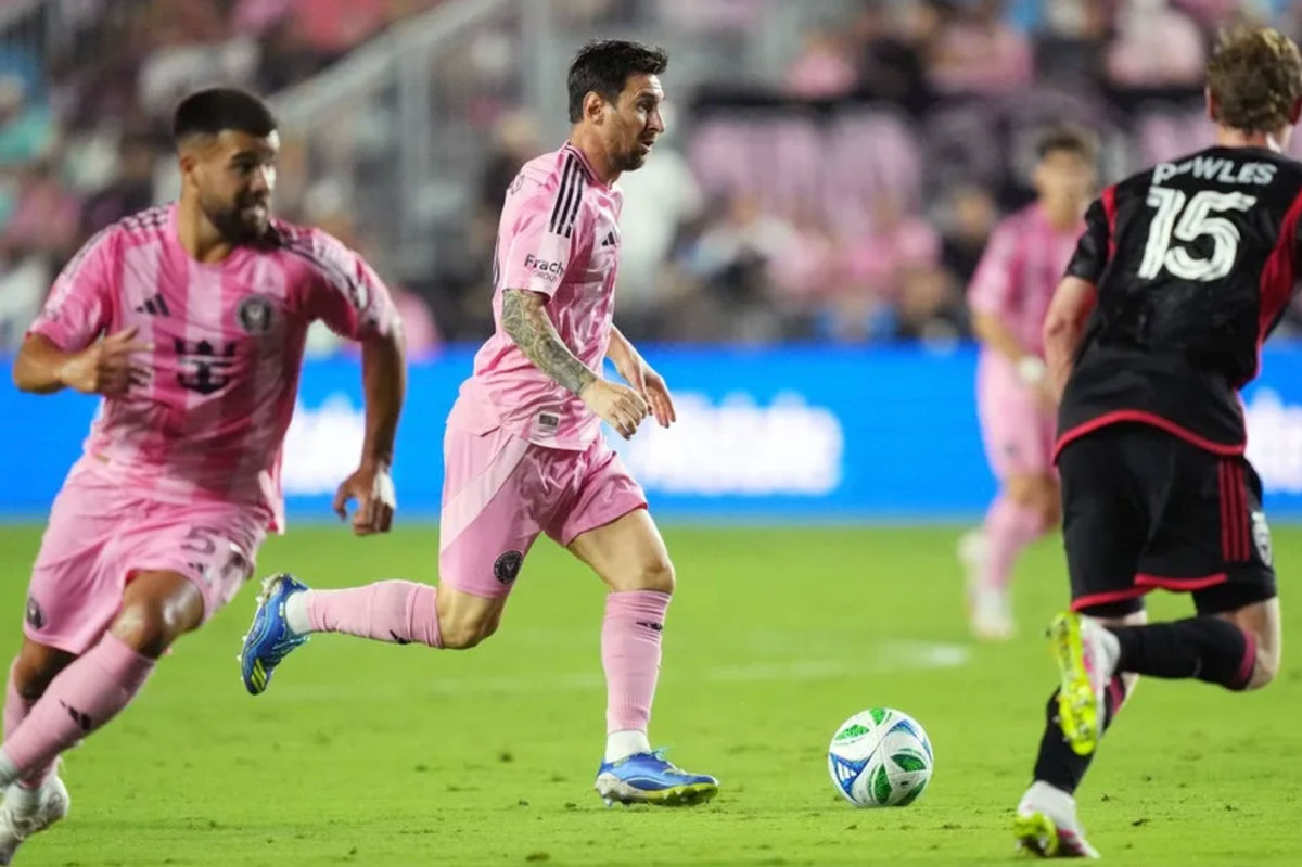 Sep 20, 2025; Fort Lauderdale, Florida, USA; Inter Miami forward Lionel Messi (10) brings the ball deep into the D.C. United end of the field during the first half at Chase Stadium. Mandatory Credit: Jim Rassol-Imagn Images