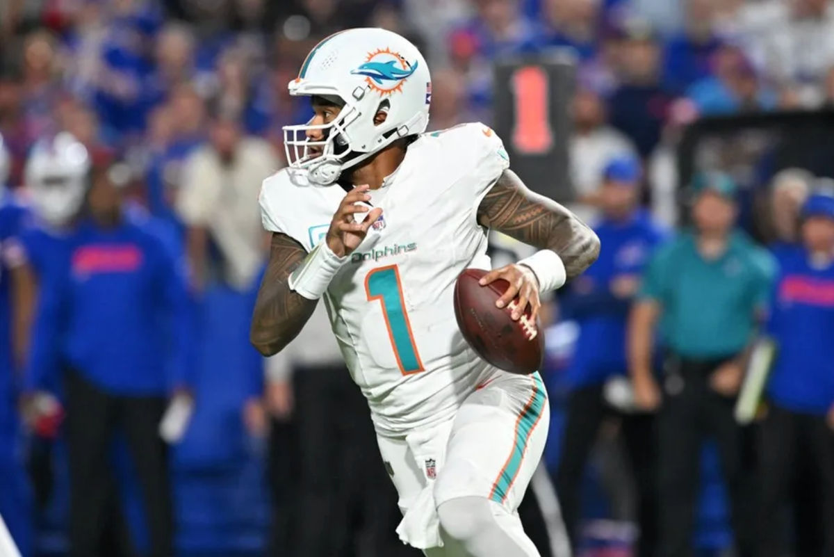 18 de septiembre de 2025; Orchard Park, Nueva York, EE. UU.; El mariscal de campo de los Miami Dolphins, Tua Tagovailoa (1), corre con el balón contra los Buffalo Bills en el segundo cuarto en el Highmark Stadium. Crédito obligatorio: Mark Konezny-Imagn Images