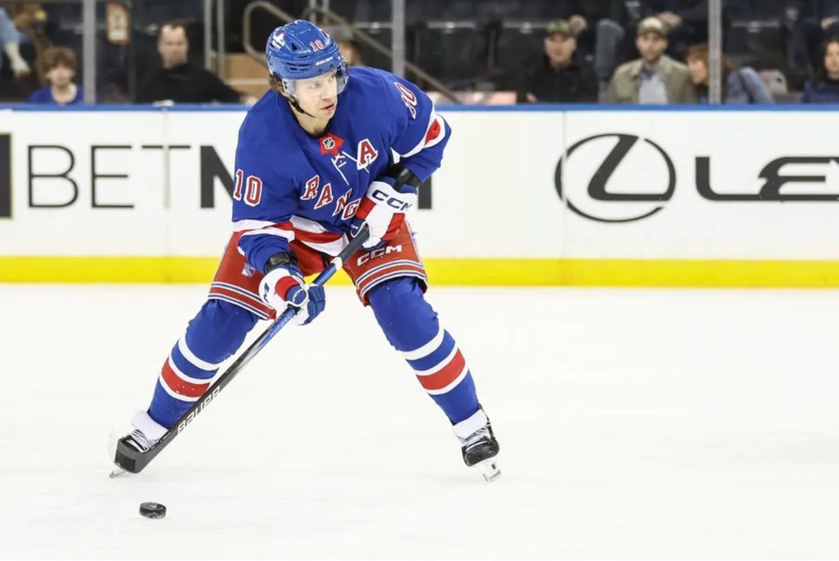 2025年4月17日；紐約，紐約，美國；紐約遊騎兵離開Artemi Panarin（10）試圖在麥迪遜廣場花園對陣坦帕灣閃電的第三次進球。強制性信用：Wendel Cruise-Imagan圖像