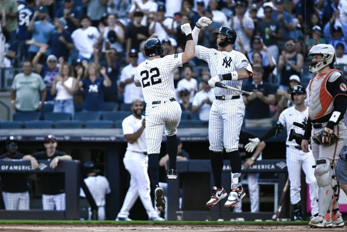 28 de setembro de 2025; Bronx, Nova York, EUA; O primeira base do New York Yankees, Ben Rice (22), comemora na home plate com o defensor externo Aaron Judge (99), após rebater um home run solo contra o Baltimore Orioles durante a primeira entrada no Yankee Stadium. Crédito obrigatório: John Jones-Imagn Images