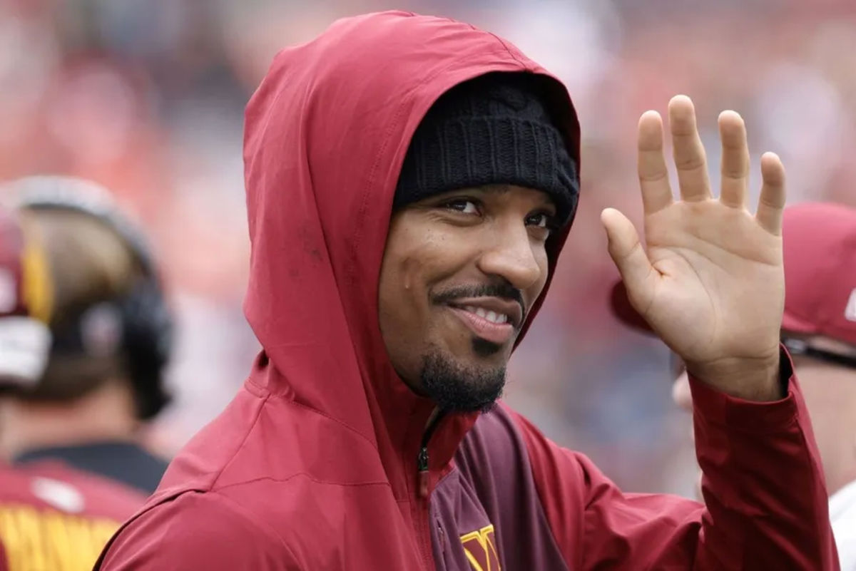Sep 21, 2025; Landover, Maryland, USA; Injured Washington Commanders quarterback Jayden Daniels waves to fans while walking off the field after the Commanders' game against the Las Vegas Raiders at Northwest Stadium. Mandatory Credit: Amber Searls-Imagn Images