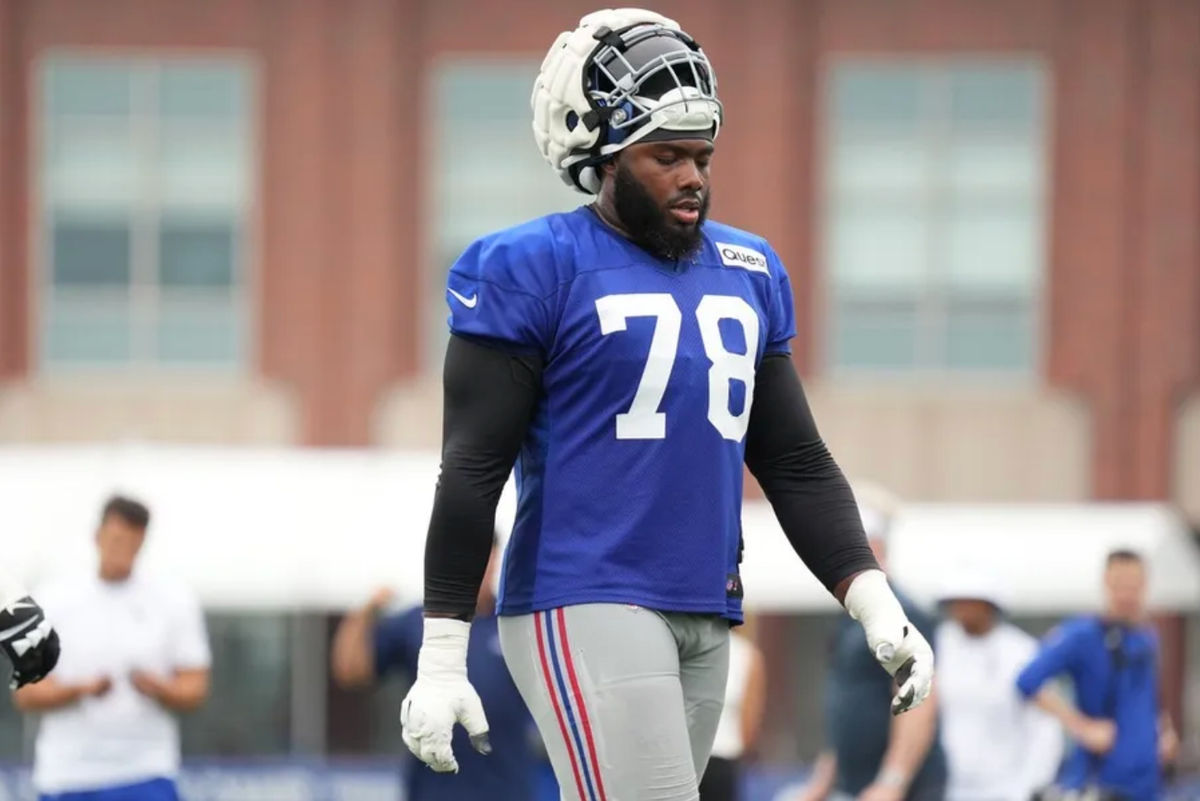 25 de julho de 2024; East Rutherford, NY, EUA; O tackle ofensivo do New York Giants, Andrew Thomas (78), faz uma pausa para beber água durante o treinamento no Quest Diagnostics Training Center. Crédito obrigatório: Lucas Boland-Imagn Images