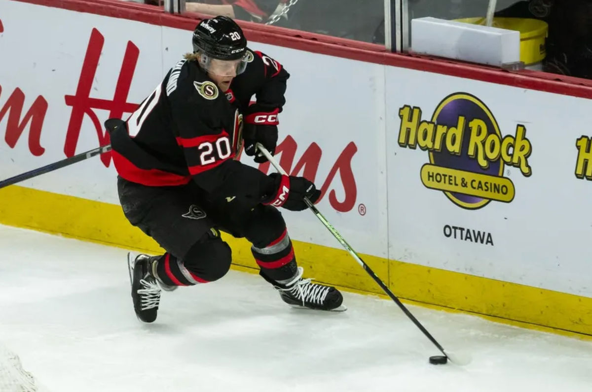 17 de abril de 2025; Ottawa, Ontário, CAN; O ala esquerdo do Ottawa Senators, Fabian Zetterlund (20), movimenta o disco no terceiro período contra o Carolina Hurricanes no Canadian Tire Centre. Crédito obrigatório: Marc DesRosiers-Imagn Images