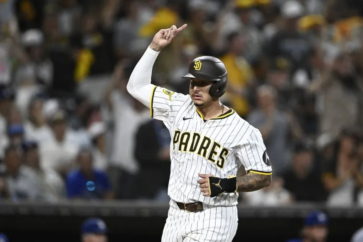 23 de agosto de 2025; San Diego, California, EE. UU.; El tercera base de los Padres de San Diego, Manny Machado (13), celebra su anotación en la octava entrada contra los Dodgers de Los Ángeles en Petco Park. Crédito obligatorio: Denis Poroy-Imagn Images