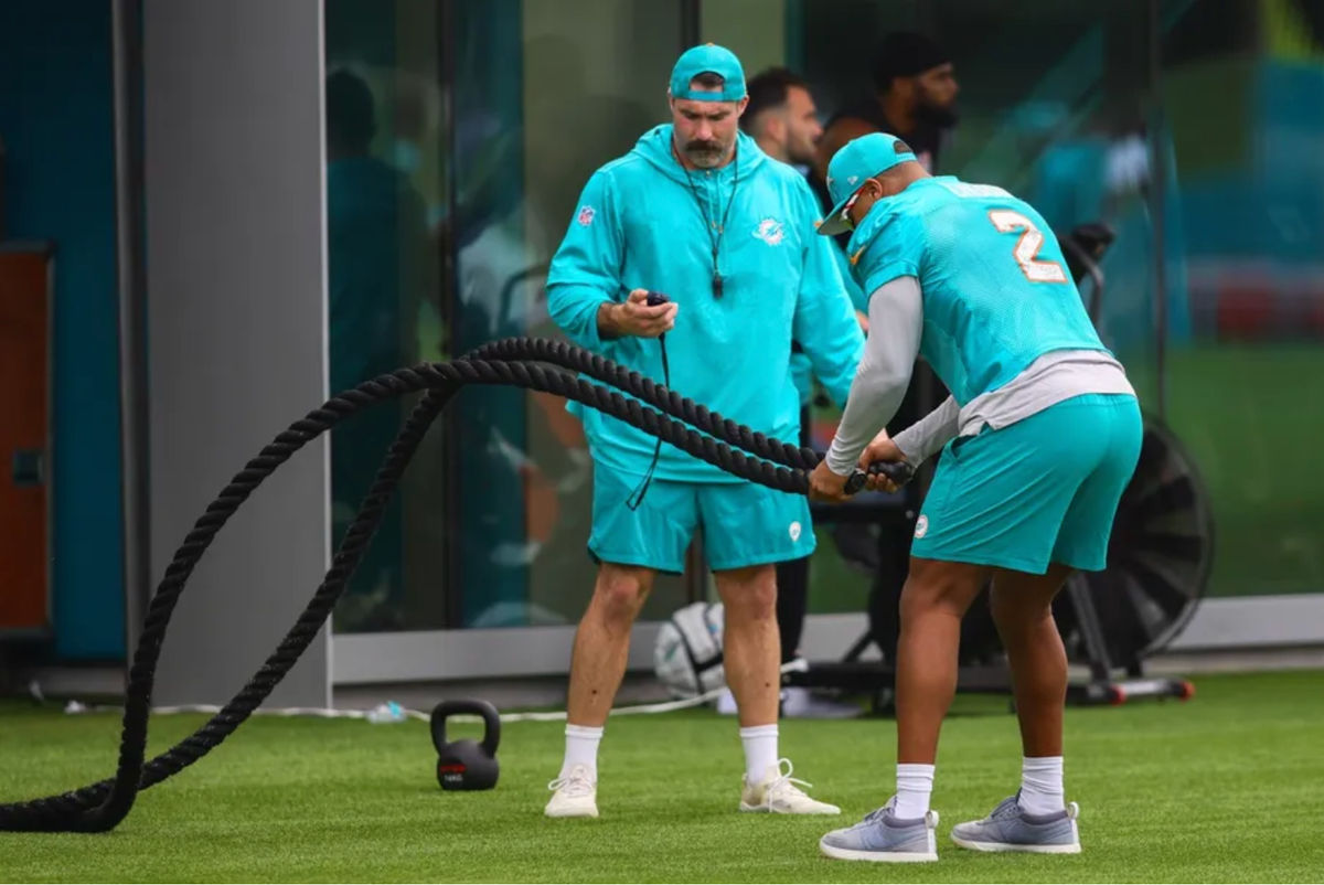 24 de julio de 2024; Miami Gardens, Florida, EE. UU.; El linebacker de los Miami Dolphins, Bradley Chubb (2), entrena durante el campamento de entrenamiento en el Complejo de Entrenamiento Baptist Health. Crédito obligatorio: Sam Navarro-USA TODAY Sports
