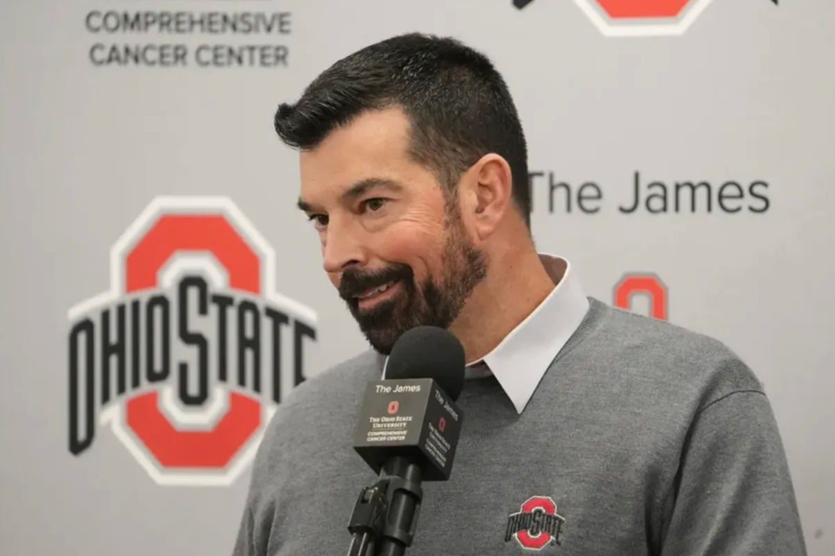El entrenador de fútbol americano de la Universidad Estatal de Ohio, Ryan Day, habla con los medios el miércoles 4 de diciembre de 2024 tras la devastadora derrota ante Michigan por cuarto año consecutivo. La conferencia de prensa se celebró en la sala de reuniones del equipo de fútbol americano del Centro Atlético Woody Hayes en Columbus. FOTO: USA TODAY SPORTS IMAGES