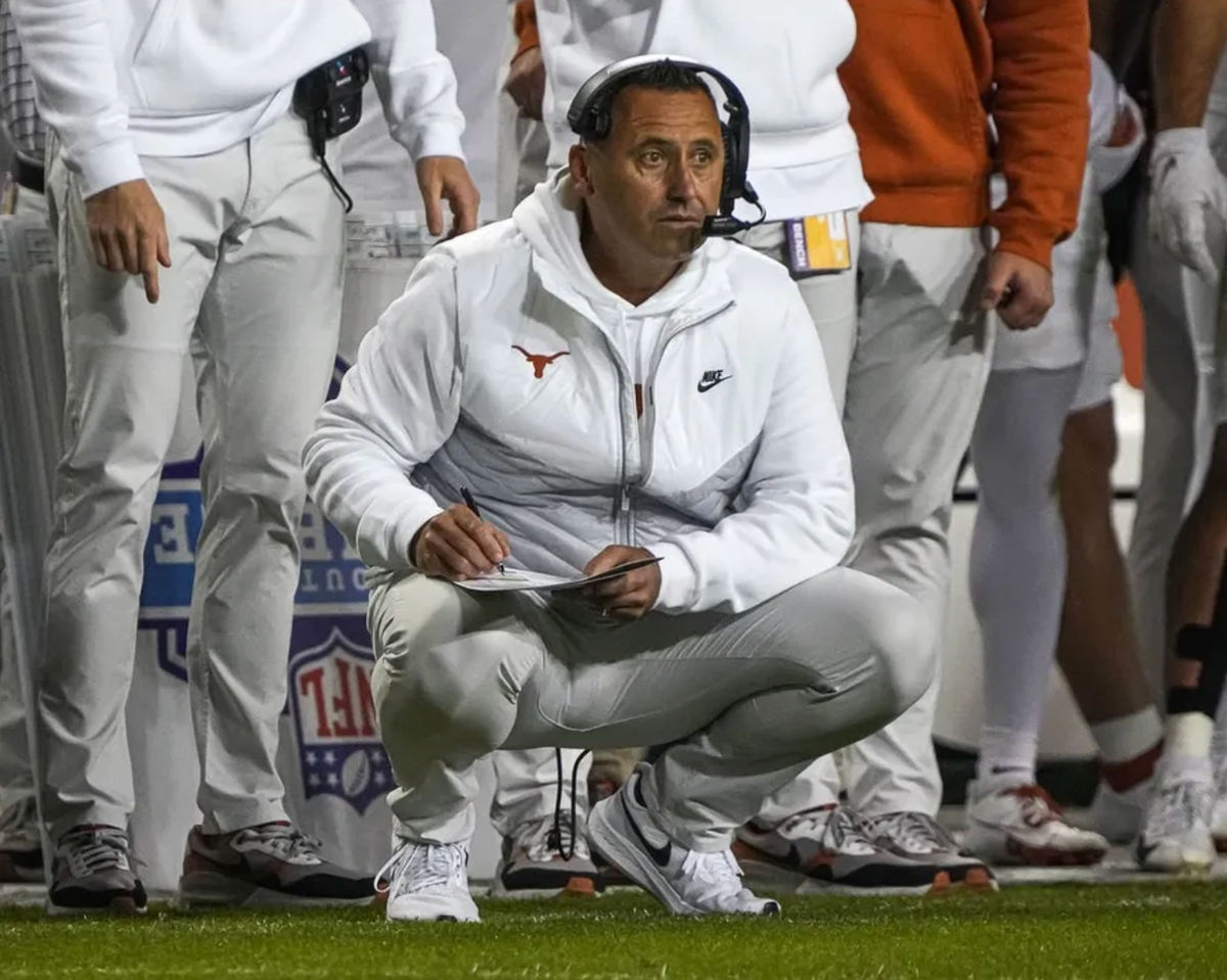 11 de noviembre de 2023; Fort Worth, Texas, EE. UU.; El entrenador en jefe de los Texas Longhorns, Steve Sarkisian, se arrodilla en la banca durante el partido contra los TCU Horned Frogs en el estadio Amon G. Carter. Créditos: Aaron E. Martinez-USA TODAY Sports