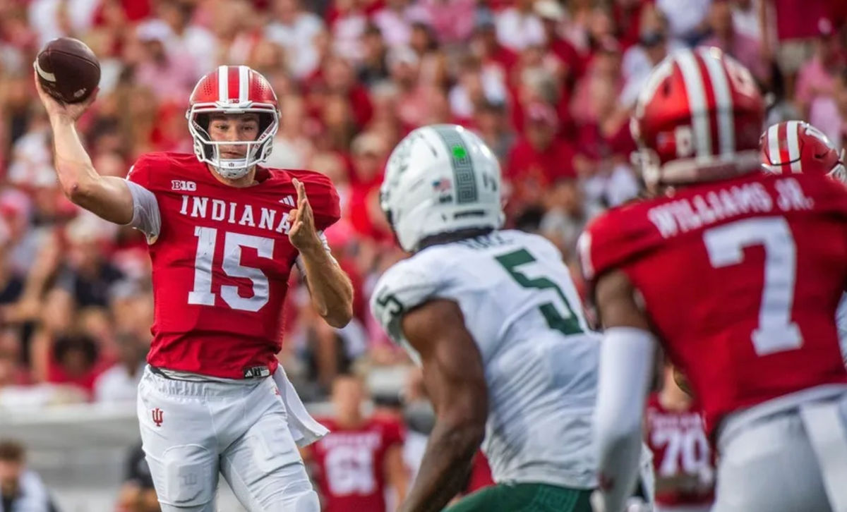 Fernando Mendoza (15) de Indiana pasa a E.J. Williams Jr. (7) durante el partido de fútbol americano entre Indiana y Michigan State en el Memorial Stadium el sábado 18 de octubre de 2025.