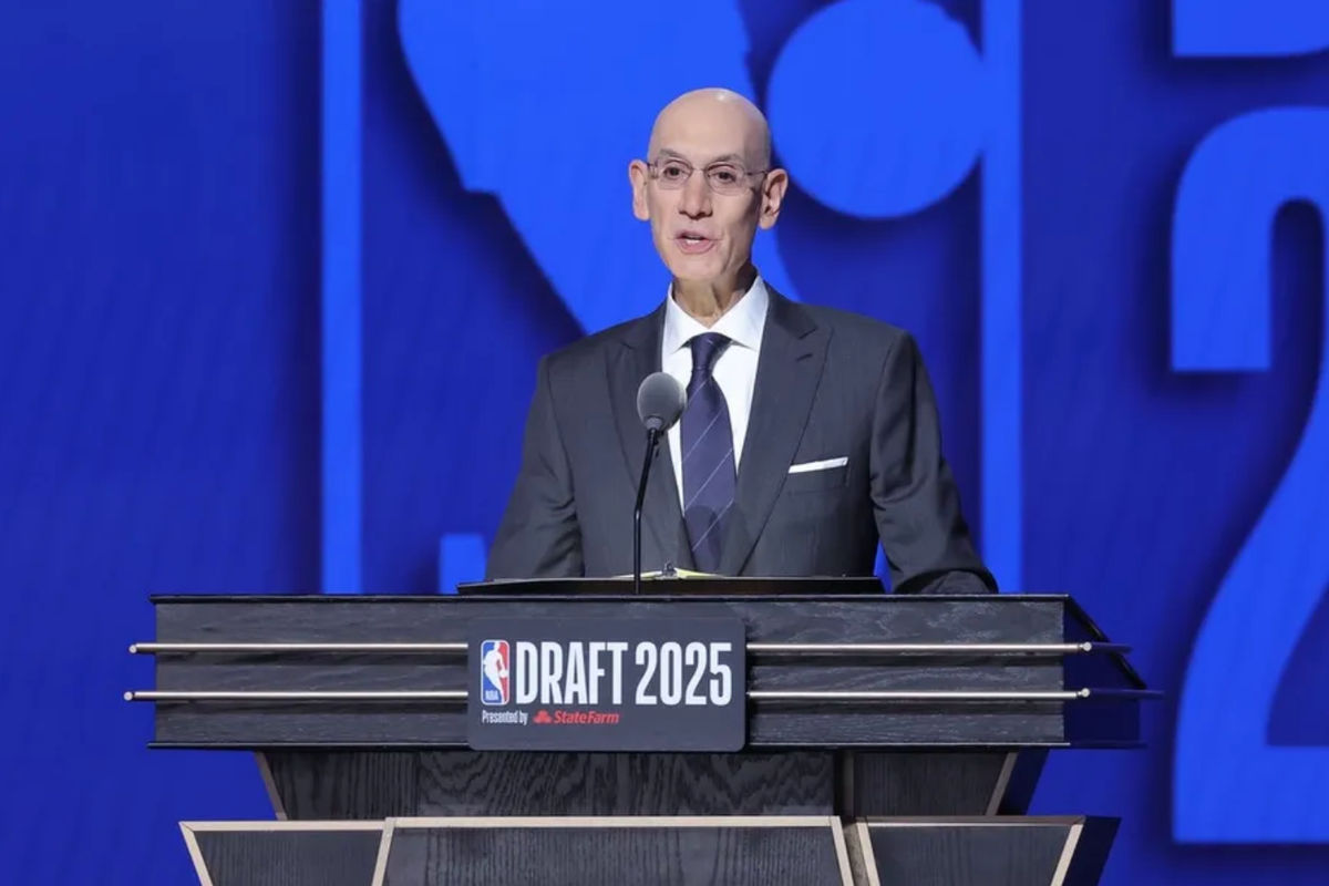 25 de junio de 2025; Brooklyn, Nueva York, EE. UU.; El comisionado de la NBA, Adam Silver, habla durante el Draft de la NBA de 2025 en el Barclays Center. Crédito obligatorio: Brad Penner-Imagn Images