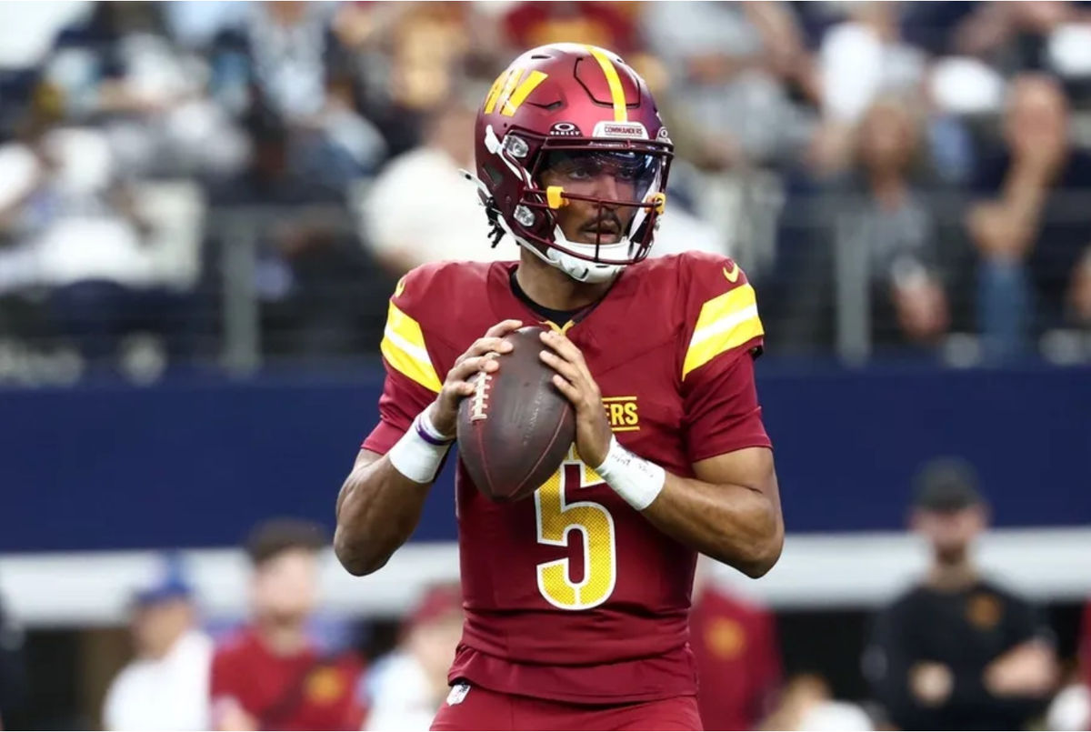 19 de outubro de 2025; Arlington, Texas, EUA; O quarterback do Washington Commanders, Jayden Daniels (5), tenta um passe contra o Dallas Cowboys durante o primeiro quarto da partida no AT&T Stadium. Crédito obrigatório: Kevin Jairaj-Imagn Images