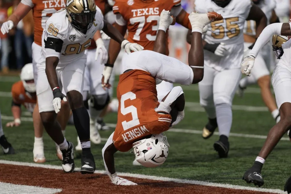 1º de novembro de 2025; Austin, Texas, EUA; O running back do Texas Longhorns, Quintrevion Wisner (5), salta para a end zone para marcar um touchdown no primeiro tempo contra o Vanderbilt Commodores no Darrell K Royal-Texas Memorial Stadium. Crédito obrigatório: Scott Wachter-Imagn Images