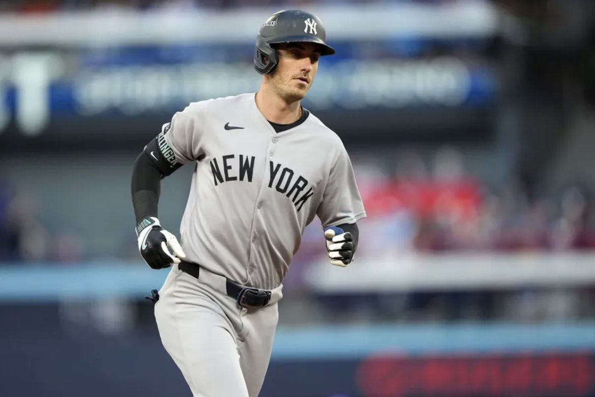 5 de outubro de 2025; Toronto, Ontário, CAN; O jogador de campo esquerdo do New York Yankees, Cody Bellinger (35), corre pelas bases após rebater um home run na sexta entrada contra o Toronto Blue Jays durante o segundo jogo da ALDS dos playoffs da MLB de 2025 no Rogers Centre. Crédito obrigatório: Kevin Sousa-Imagn Images