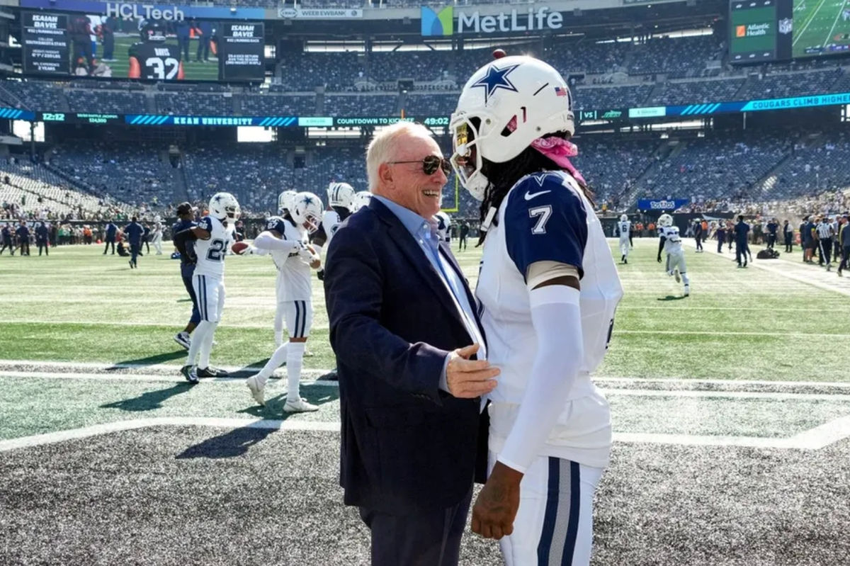 Jerry Jones, propietario, presidente y gerente general de los Dallas Cowboys, junto al esquinero Trevon Diggs (7) en el campo antes del partido contra los New York Jets en el MetLife Stadium. Crédito obligatorio: Robert Deutsch-Imagn Images