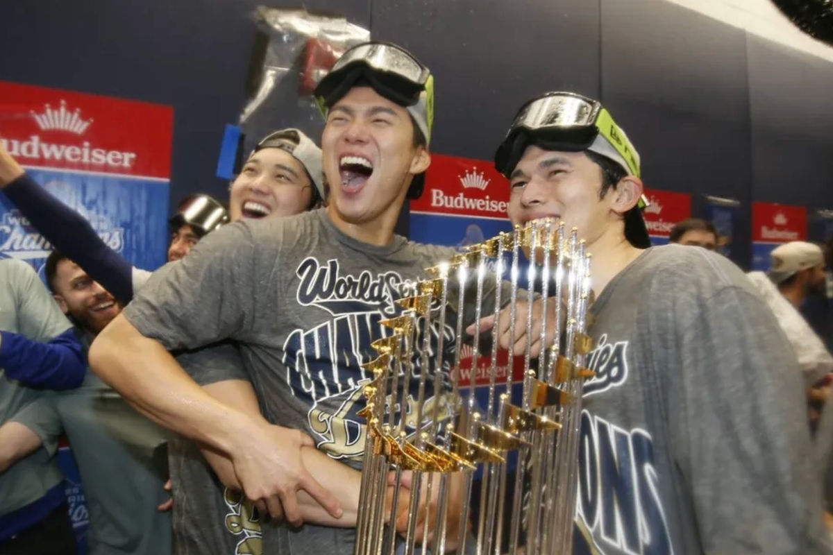 31 de octubre de 2025; Toronto, Ontario, Canadá; Shohei Ohtani (17), jugador de doble función de los Dodgers de Los Ángeles, junto con los lanzadores Yoshinobu Yamamoto (18) y Roki Sasaki (11), celebran con el Trofeo del Comisionado en el clubhouse tras derrotar a los Azulejos de Toronto en la Serie Mundial de la MLB 2025 en el Rogers Centre. Crédito obligatorio: John E. Sokolowski-Imagn Images