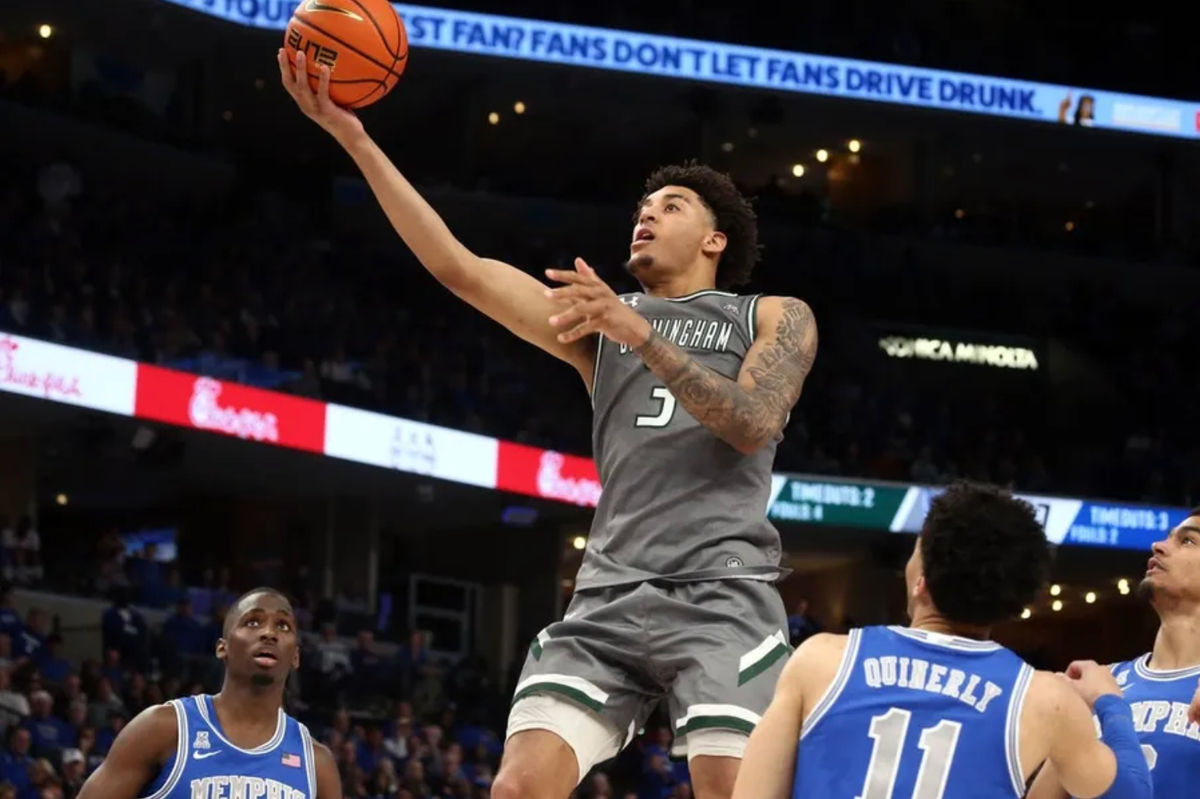 Mar 3, 2024; Memphis, Tennessee, USA; UAB Blazers forward Yaxel Lendeborg (3) drives to the basket during the second half against the Memphis Tigers at FedExForum. Mandatory Credit: Petre Thomas-Imagn Images