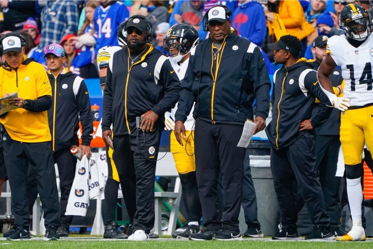 9 de octubre de 2022; Orchard Park, Nueva York, EE. UU.; El entrenador en jefe de los Pittsburgh Steelers, Mike Tomlin, y el coordinador defensivo de los Pittsburgh Steelers, Teryl Austin, observan desde la banda durante la primera mitad del partido contra los Buffalo Bills en el Highmark Stadium. Crédito obligatorio: Gregory Fisher-Imagn Images