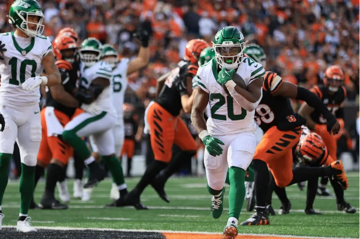 26 de octubre de 2025; Cincinnati, Ohio, EE. UU.; El corredor de los New York Jets, Breece Hall (20), corre con el balón contra los Cincinnati Bengals en el Paycor Stadium. Crédito obligatorio: Katie Stratman-Imagn Images