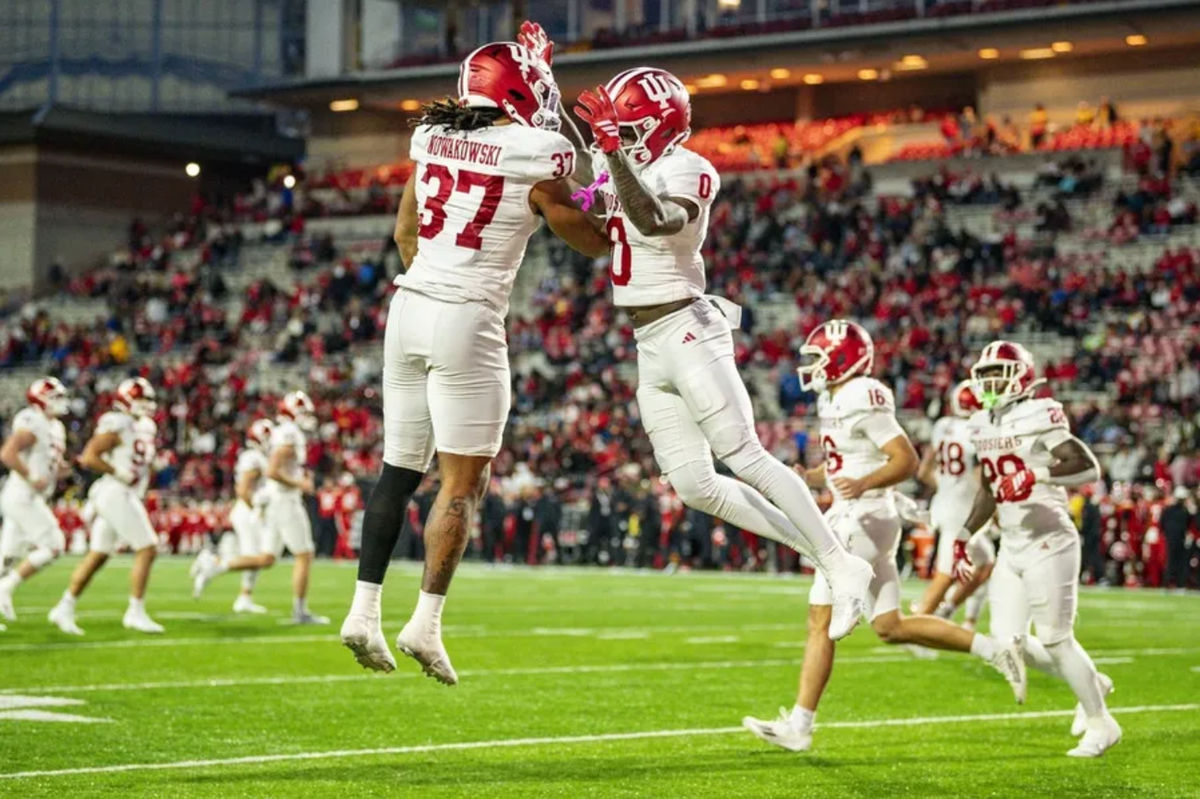 1 de noviembre de 2025; College Park, Maryland, EE. UU.; El receptor abierto de los Indiana Hoosiers, Jonathan Brady (0), celebra con el ala cerrada de los Indiana Hoosiers, Riley Nowakowski (37), tras anotar un touchdown durante la segunda mitad del partido contra los Maryland Terrapins en el SECU Stadium. Crédito obligatorio: Tommy Gilligan-Imagn Images