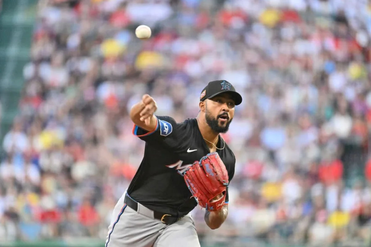 15 de agosto de 2025; Boston, Massachusetts, EE. UU.; El lanzador abridor de los Miami Marlins, Sandy Alcántara (22), lanza contra los Boston Red Sox durante la primera entrada en Fenway Park. Crédito obligatorio: Eric Canha-Imagn Images