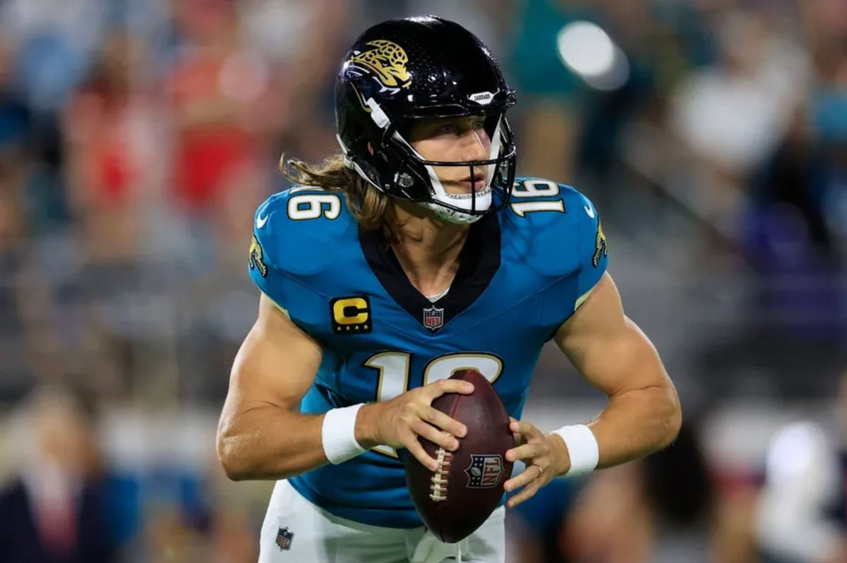 El mariscal de campo de los Jacksonville Jaguars, Trevor Lawrence (16), sale de la bolsa de protección durante el primer cuarto del partido de la NFL disputado en el EverBank Stadium el lunes 6 de octubre de 2025 en Jacksonville, Florida. Los Jacksonville Jaguars vencieron a los Kansas City Chiefs por 31-28. [Corey Perrine/Florida Times-Union]