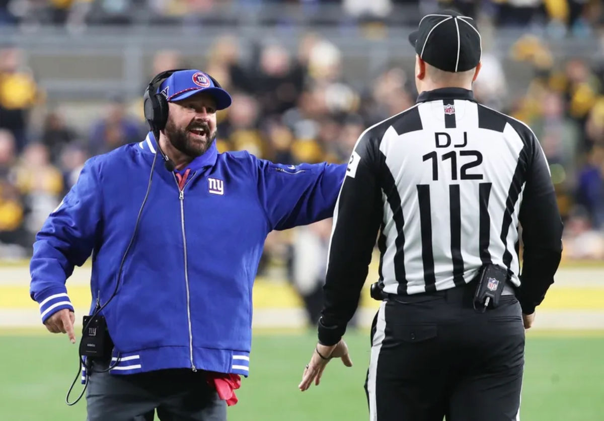 28 de octubre de 2024; Pittsburgh, Pensilvania, EE. UU.; El entrenador en jefe de los New York Giants, Brian Daboll (izquierda), reacciona ante la decisión del juez de línea Brian Sakowski (112) durante el segundo cuarto del partido contra los Pittsburgh Steelers en el Acrisure Stadium. Crédito obligatorio: Charles LeClaire-Imagn Images