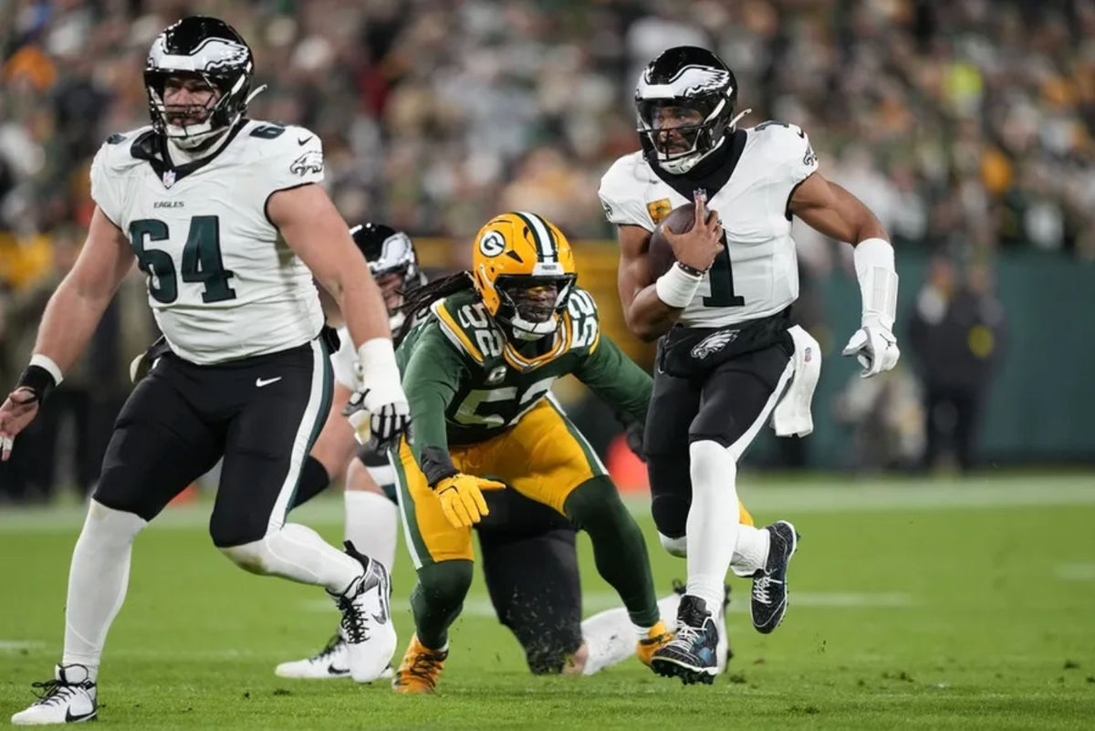 10 de noviembre de 2025; Green Bay, Wisconsin, EE. UU.; El mariscal de campo de los Philadelphia Eagles, Jalen Hurts (1), corre con el balón ante la defensa de los Green Bay Packers durante la primera mitad en el Lambeau Field. Crédito obligatorio: Jeff Hanisch-Imagn Images