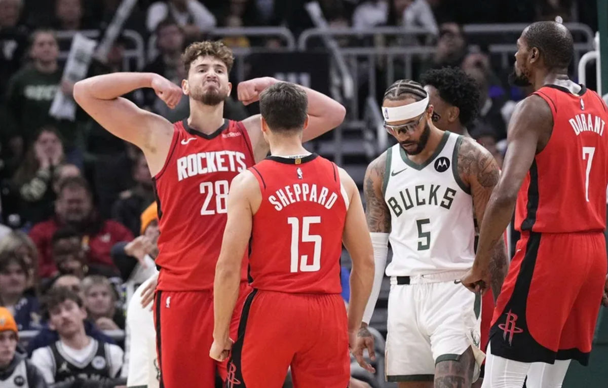 9 de noviembre de 2025; Milwaukee, Wisconsin, EE. UU.; El pívot de los Houston Rockets, Alperen Sengun (28), celebra tras anotar una canasta en el último minuto del partido en el Fiserv Forum. Crédito obligatorio: Michael McLoone-Imagn Images